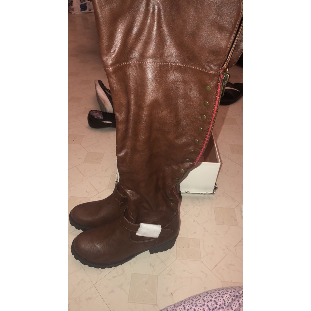 Over the knee brown boots with red detailing